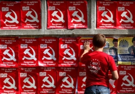 Výloha sídla komunistické strany v Kišiněvě.
